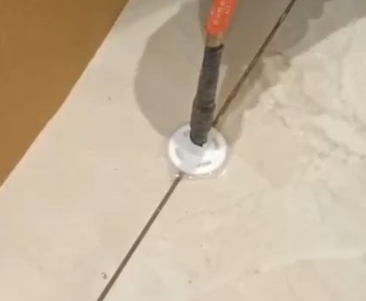 烟台瓷砖空鼓维修公司专业解答瓷砖在铺贴过程中，如果没有涂抹均匀到位的粘结材料（如水泥砂浆或瓷砖胶），可能会导致以下问题