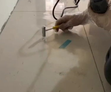 烟台瓷砖开裂维修公司专业分享瓷砖在铺贴前如果没有沥干水分，将会导致以下问题